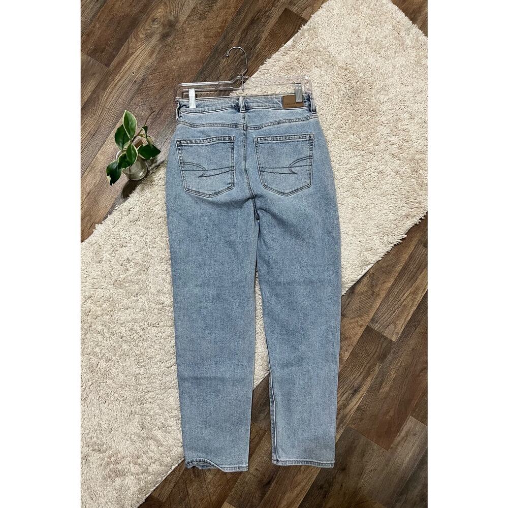 American Eagle Size 2 Short Light Wash High-Rise Mom Straight Jeans - Picture 3 of 7